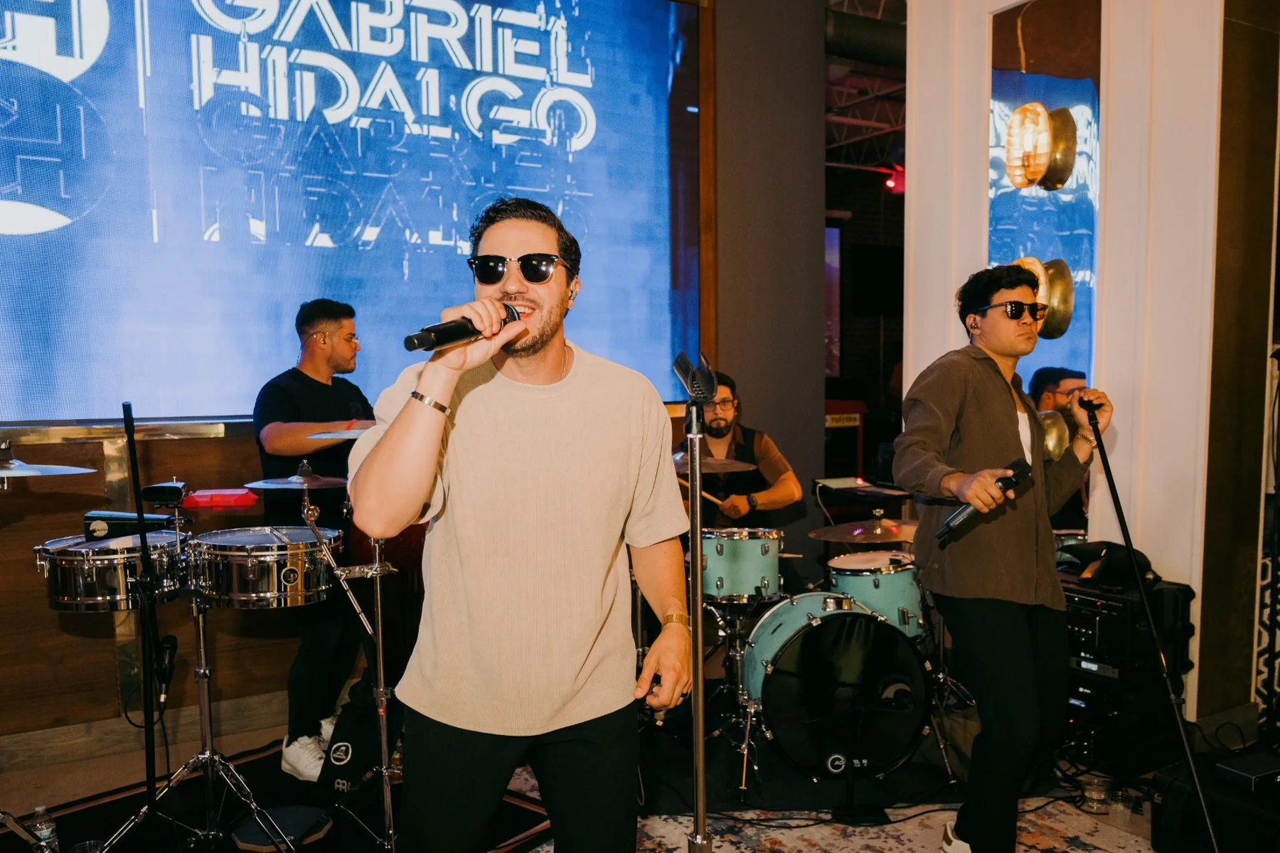 Gabriel Hidalgo presentándose con su banda