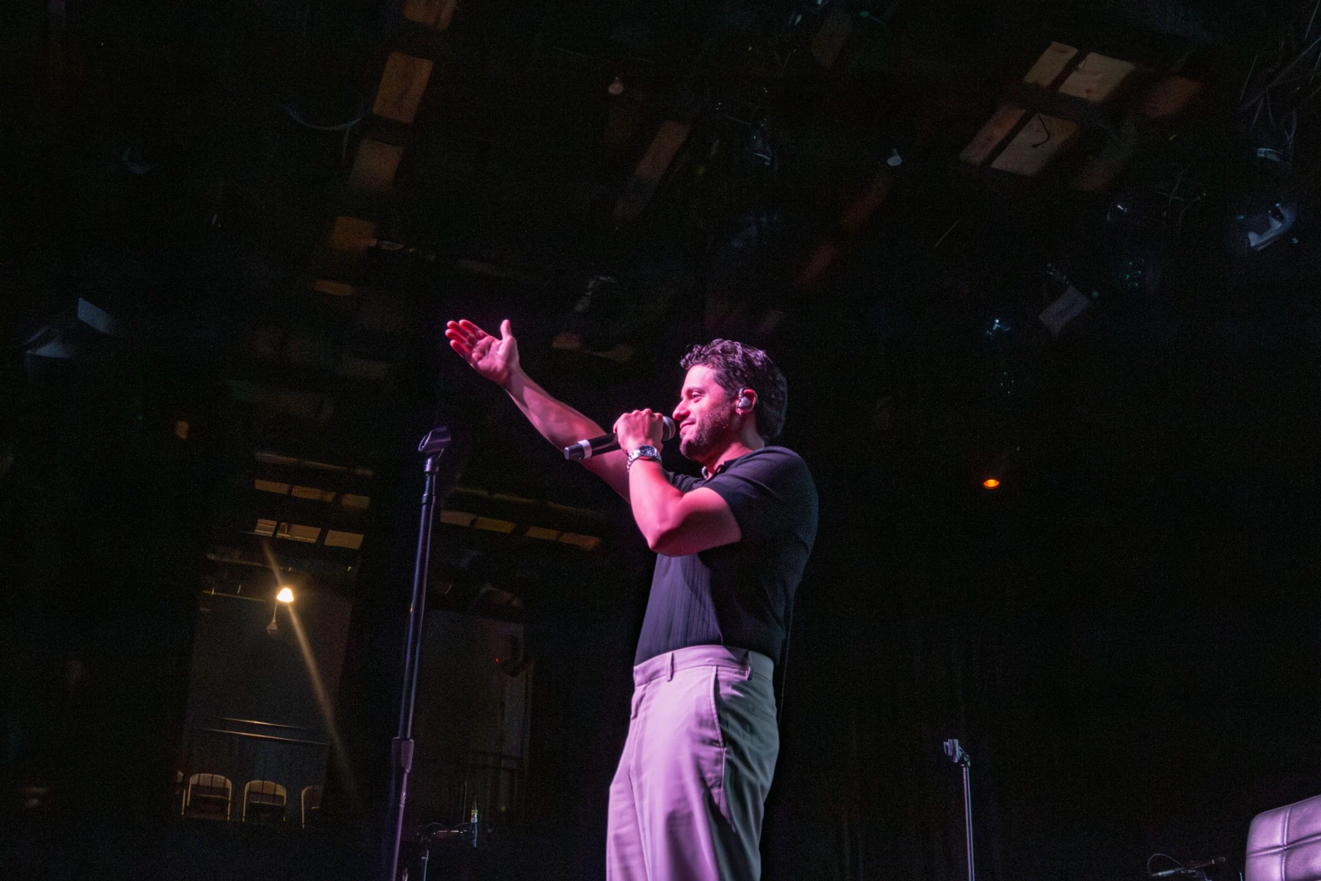 Gabriel Hidalgo cantando con una mano extendida al público de Center Stage