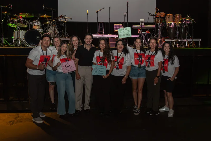 Gabriel Hidalgo junto a seguidores después del concierto