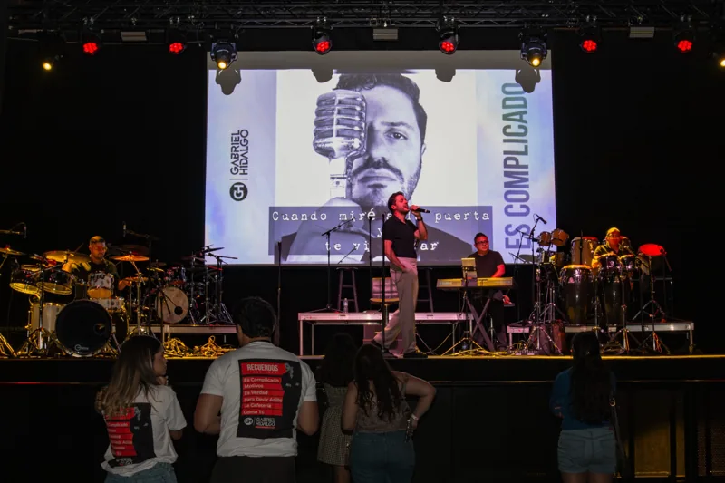 Vista del escenario y la banda durante el concierto