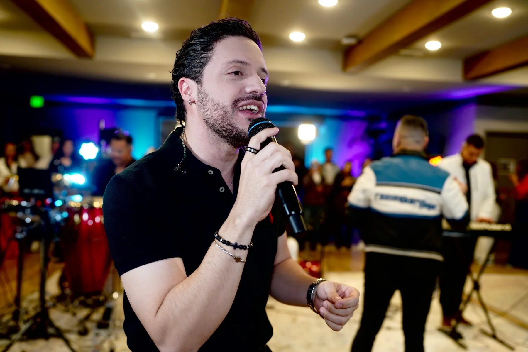 Gabriel Hidalgo cantando durante una presentación