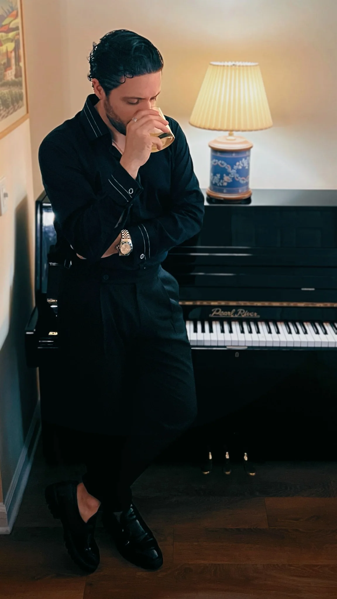 Gabriel Hidalgo junto a un piano